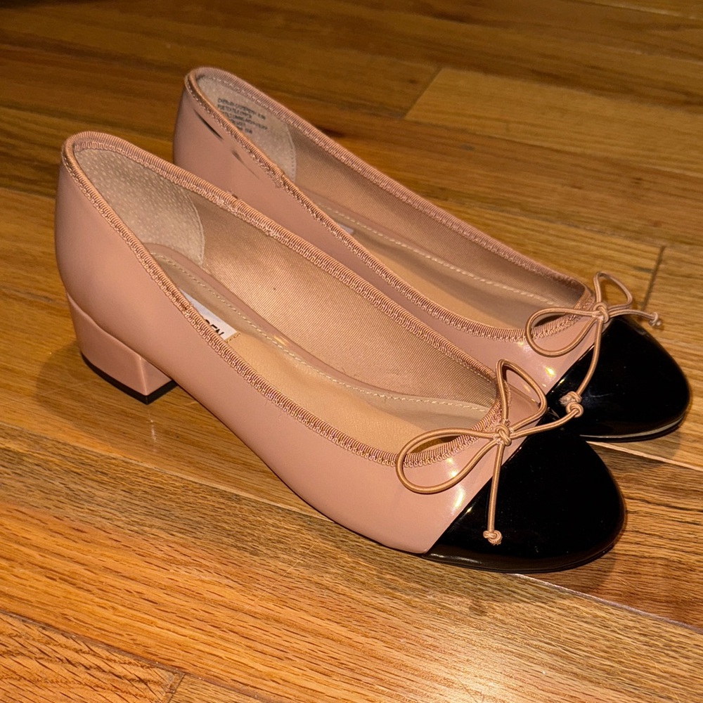 Steve Madden Tan and Black Flats